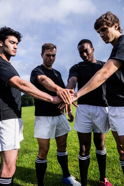 Foto rugbyspieler, die zusammen vor match stehen