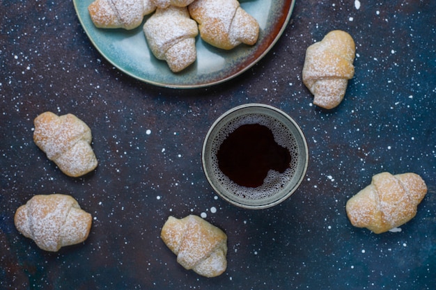 Rugelach casero con relleno de mermelada, vista superior