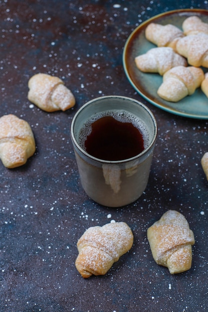 Rugelach casero con relleno de mermelada, vista superior