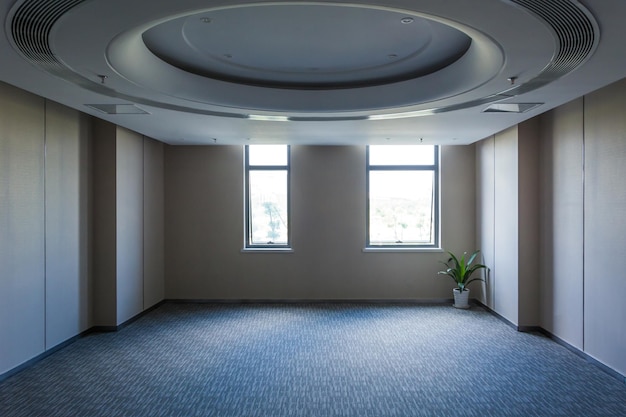 Ruhebereich eines Gebäudes breiten Raum in einem Gebäudeinnenraum des modernen Büros Abstrakter Hintergrund Geschäftsinnenraum Büro elegante Hocker helle Halle