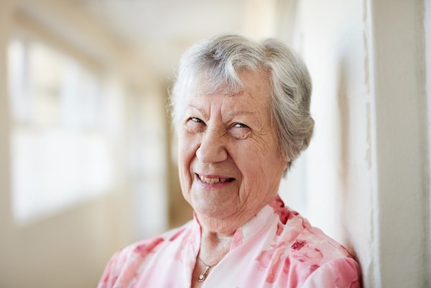 Ruhestand Sie sollten besser für mich bereit sein Porträt einer glücklichen älteren Frau in einem Altersheim