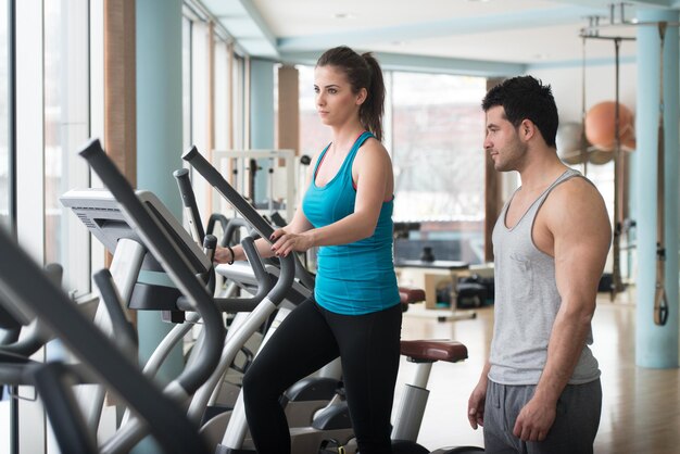 Ruhezeit Selbstbewusster, muskulöser junger Mann, der sich nach dem Training in einem gesunden Club-Fitnessstudio ausruht