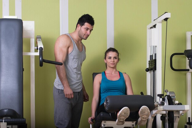 Ruhezeit Selbstbewusster, muskulöser junger Mann, der sich nach dem Training in einem gesunden Club-Fitnessstudio ausruht