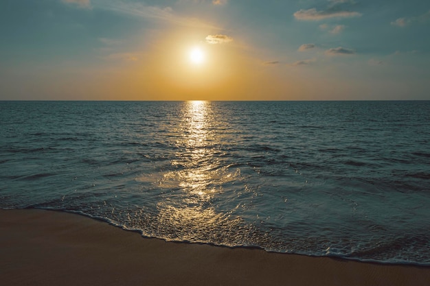 Ruhige Atmosphäre am leeren Strand und Meer bei Sonnenuntergang in Thailand