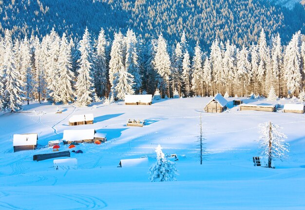 Ruhige Berglandschaft des Winters mit Schuppengruppe