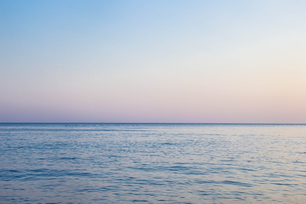 Ruhige blaue Meereswellen weiche Oberfläche Ozean und blauer Himmel.