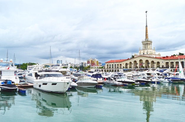 Foto ruhige bucht mit booten und yachten