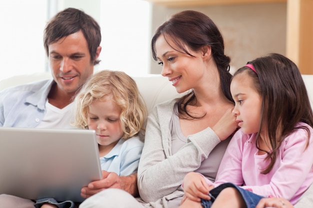 Ruhige Familie mit einem Notebook