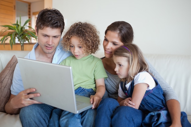 Ruhige Familie mit einem Notebook