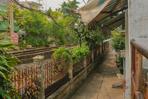 Foto ruhige grüne gasse neben der bahnstrecke