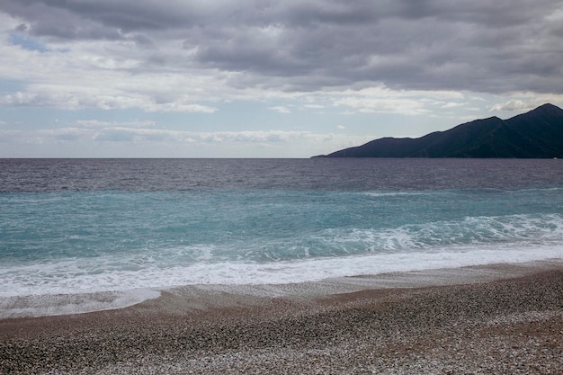 Foto ruhige küste, ein malerischer meeresstrand mit sanften wellen und blauem himmel