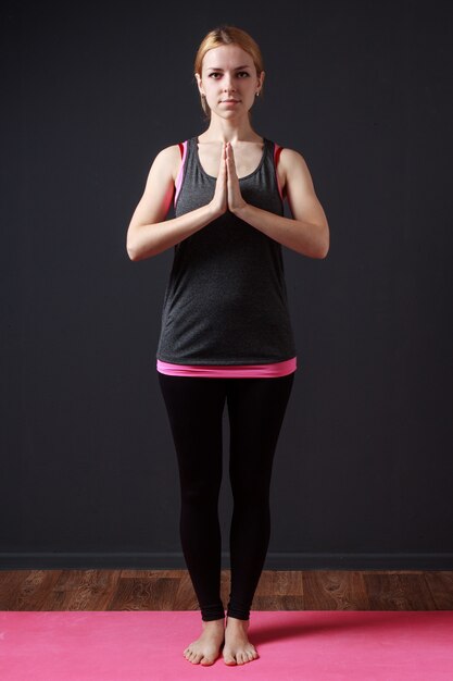 Ruhige meditative Frau, die in Yoga asana bleibt