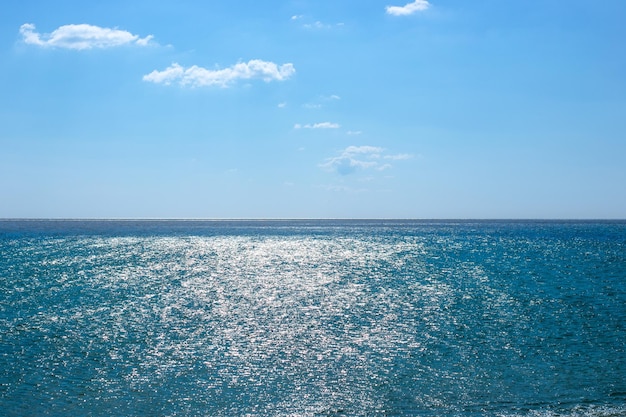 Ruhige Meereslandschaft Blaues Meer und blauer Himmel mit Wolken am Horizont