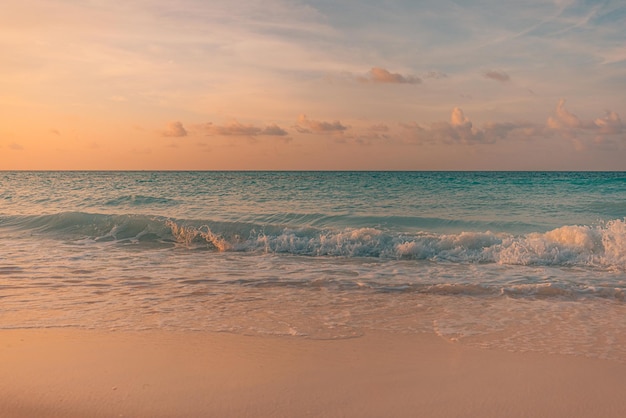 Ruhige Nahaufnahme des Meeressandstrandes. Wunderschöne Naturlandschaft. Inspirieren Sie tropische Strandmeerlandschaftswellen