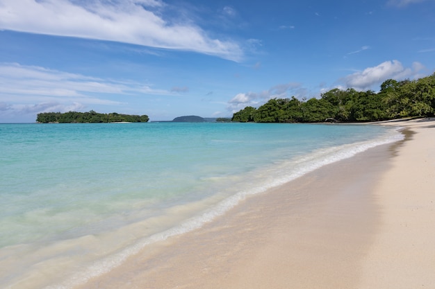 Ruhige Ozean- und Sandstrandlandschaft