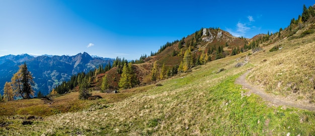 Ruhige sonnige Aussicht auf die Herbstalpen vom Wanderweg von Dorfgastein zum Paarseen-Seenland Salzburg Österreich