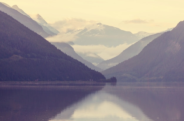 Ruhige Szene am Bergsee in Kanada mit Reflexion der Felsen im ruhigen Wasser.