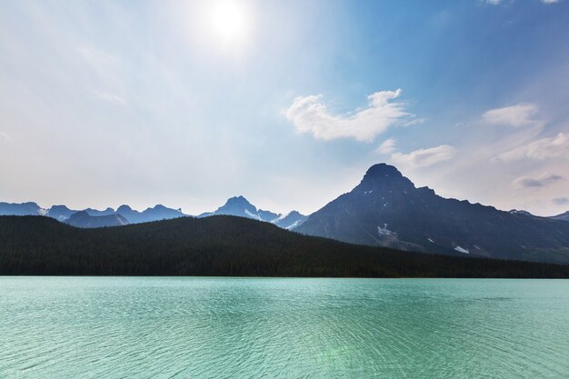 Ruhige Szene am Bergsee in Kanada mit Reflexion der Felsen im ruhigen Wasser.