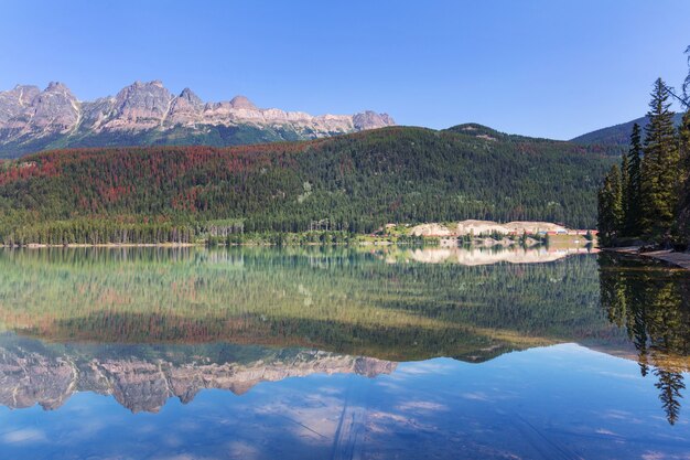 Ruhige Szene am Bergsee in Kanada mit Reflexion der Felsen im ruhigen Wasser.