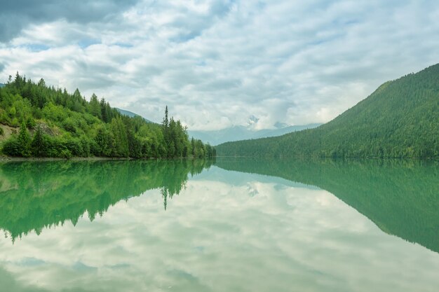 Ruhige Szene am Bergsee in Kanada mit Reflexion der Felsen im ruhigen Wasser.