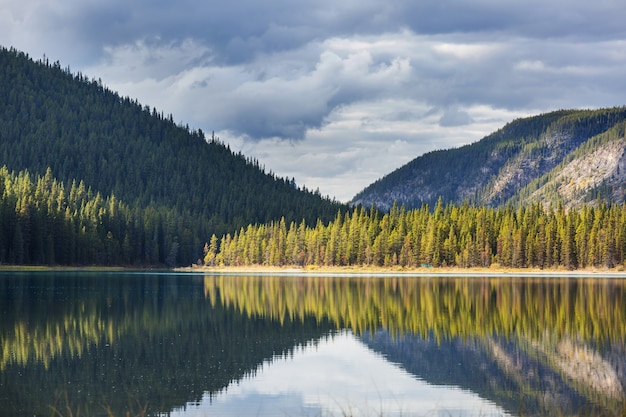 Ruhige Szene am Bergsee in Kanada mit Reflexion der Felsen im ruhigen Wasser.