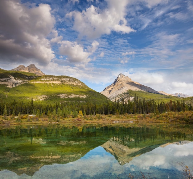 Ruhige Szene am Bergsee in Kanada mit Reflexion der Felsen im ruhigen Wasser.