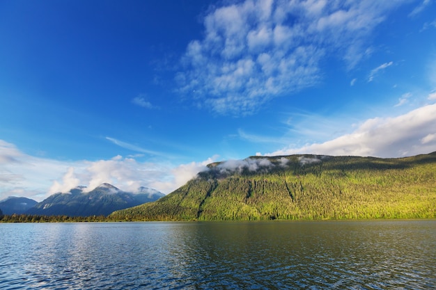 Ruhige Szene am Bergsee in Kanada mit Spiegelung der Felsen im ruhigen Wasser.