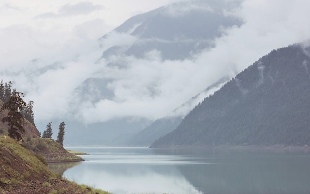 Ruhige Szene am Bergsee in Kanada mit Spiegelung der Felsen im ruhigen Wasser.