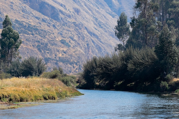 Ruhige Szene einer Andenlandschaft neben dem Fluss im Inneren des Hochgebirges