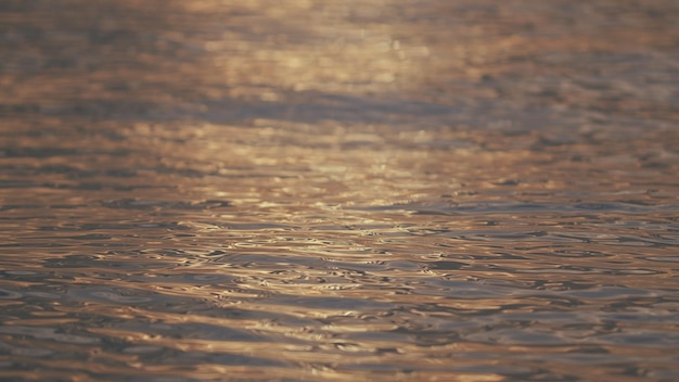 Ruhige Umgebung Wellen an der Oberfläche des Meerwassers spontane Wellenbildung