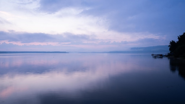 Ruhige und farbenfrohe Sonnenaufgangsansicht auf einem großen See Slowakei Europa