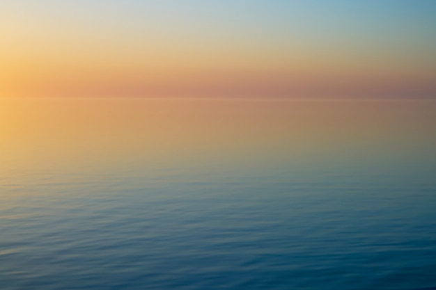 Ruhiger Abendsonnenuntergang über Ostsee in Lettland