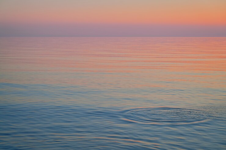 Ruhiger Abendsonnenuntergang über Ostsee in Lettland