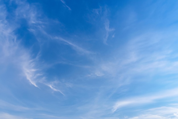 Ruhiger blauer Himmel Nahaufnahme von flauschigen weißen Wolkenmustern