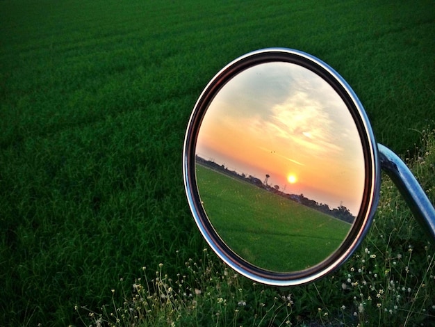 Foto ruhiger blick auf das grasfeld bei sonnenuntergang