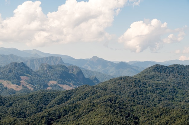 Ruhiger Blick auf den Tropenwald auf einer hohen Bergkette vom Standpunkt im Nationalpark, nördlich von Thailand.