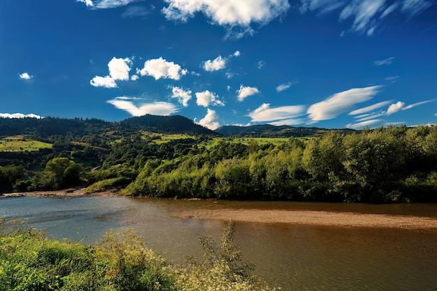 Ruhiger Fluss, der durch üppige Wälder und Berge fließt