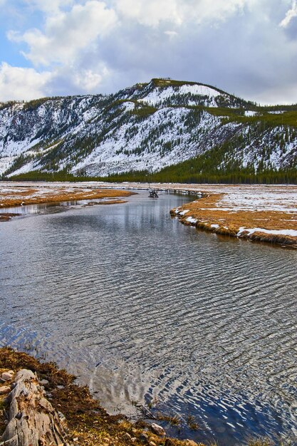 Ruhiger Fluss durch schneebedeckte Berge in Yellowstone