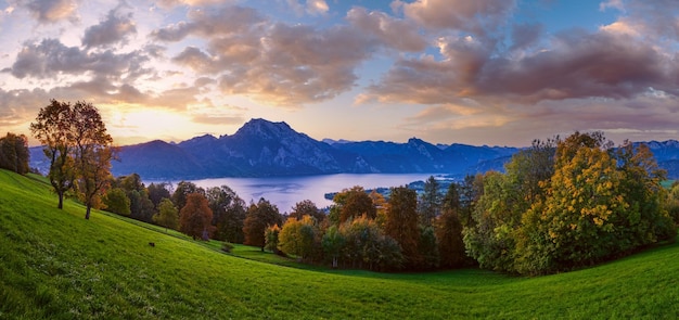 Foto ruhiger herbstalpen-bergsee mit klarem, transparentem wasser und spiegelungen sonnenaufgangsblick auf den traunsee gmundnerberg altmünster am traunsee oberösterreich