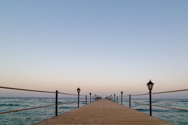 Ruhiger hölzerner Pier