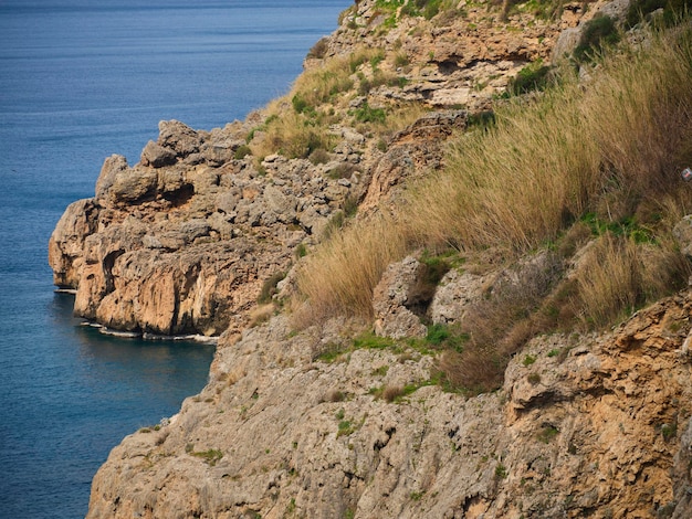 Ruhiger Meerblick und Klippen