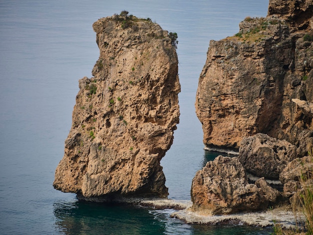 Ruhiger Meerblick und Klippen