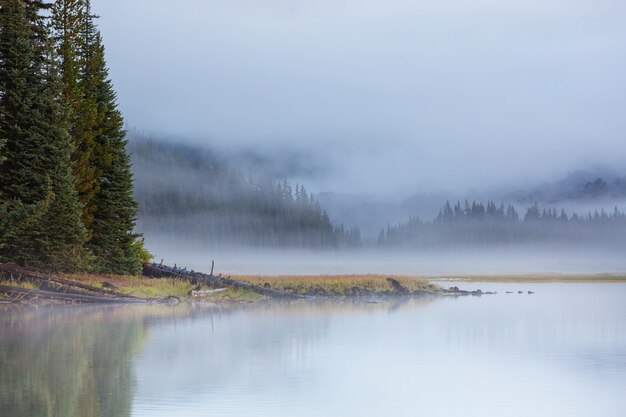 Ruhiger schöner See in den Morgenbergen, Oregon, USA.