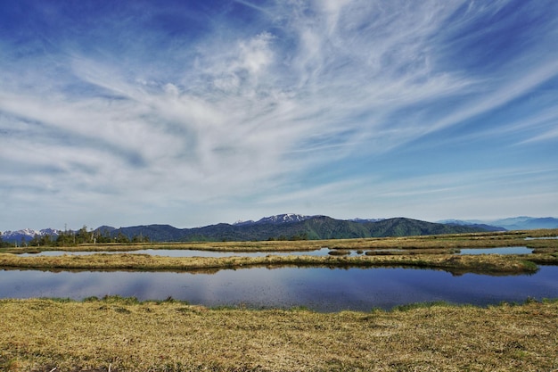 Ruhiger See entlang der Landschaft