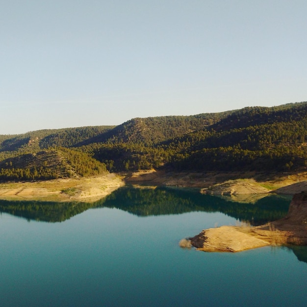 Ruhiger See gegen die Landschaft