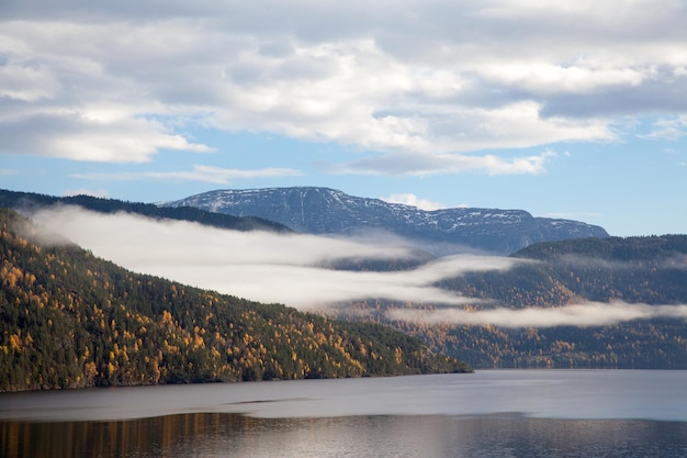 Foto ruhiger see gegen die landschaft