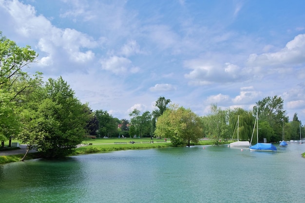 Ruhiger See im Park gegen Wolken