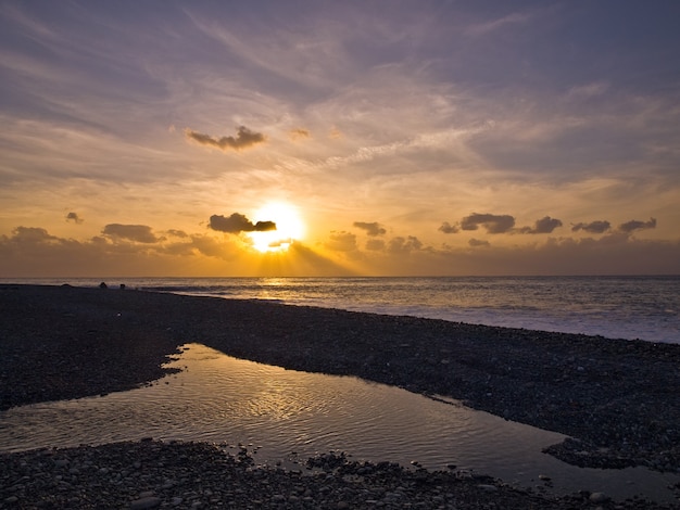 Ruhiger See in der Nähe des Meeres, Taitung