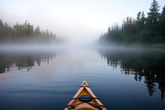 Ruhiger See mit Blick auf den Kajak im Morgennebel