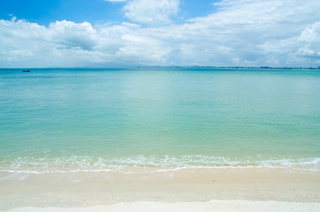 Ruhiger Seeozean und blauer Himmel-Hintergrund